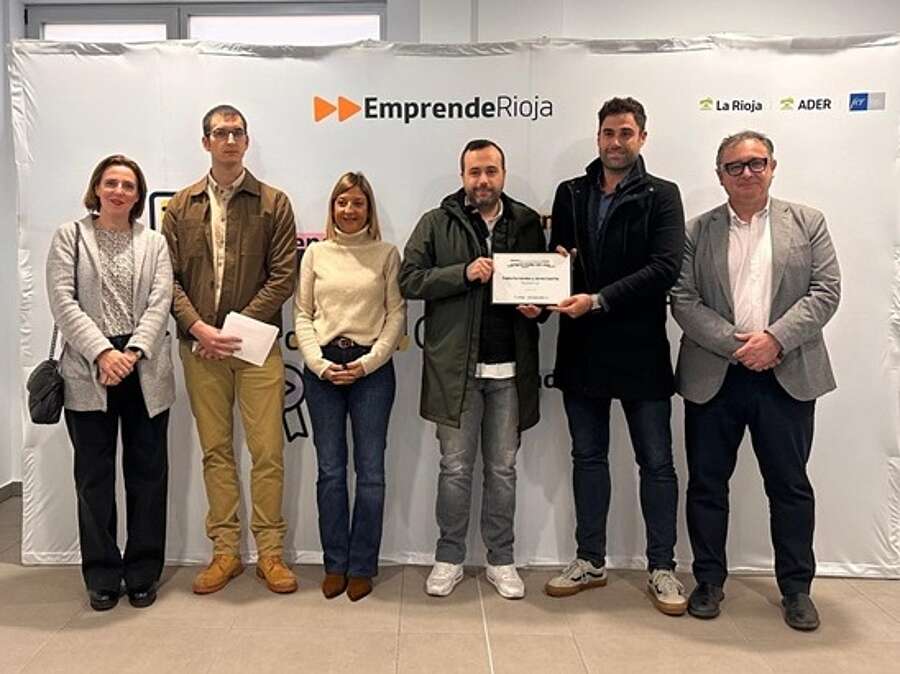 El gerente de la ADER, Luis Pérez Echeguren, y la alcaldesa de Haro, Guadalupe Fernández, en la entrega del reconocimiento Emprendedor del Mes