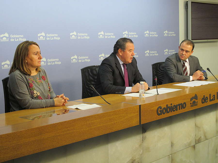 El gerente de la ADER, Javier Ureña, ha presentado varios programas de diseño junto al presidente del Club de Marketing, Ignacio Blanco, y la directora de la ESDIR, Irene de Juan