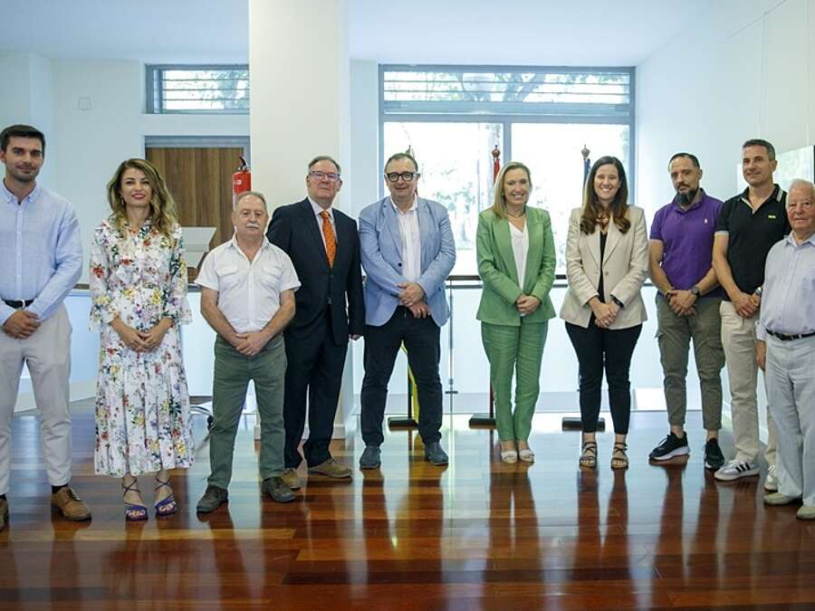 La consejera de Economía, Innovación, Empresa y Trabajo Autónomo, Belinda León, y el gerente de la ADER, Luis Pérez Echeguren, durante la visita al Colegio Oficial de Agentes Comerciales
