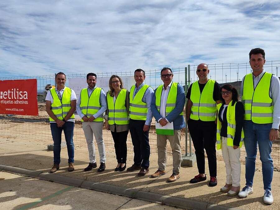 Representantes del Gobierno de La Rioja y la empresa Etilisa, visitan la nueva ubicación de la empresa en el parque empresarial La Maja