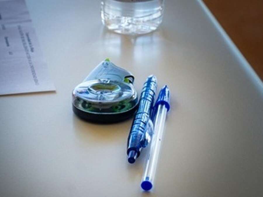 Mesa de oficina con artículos de escritorio