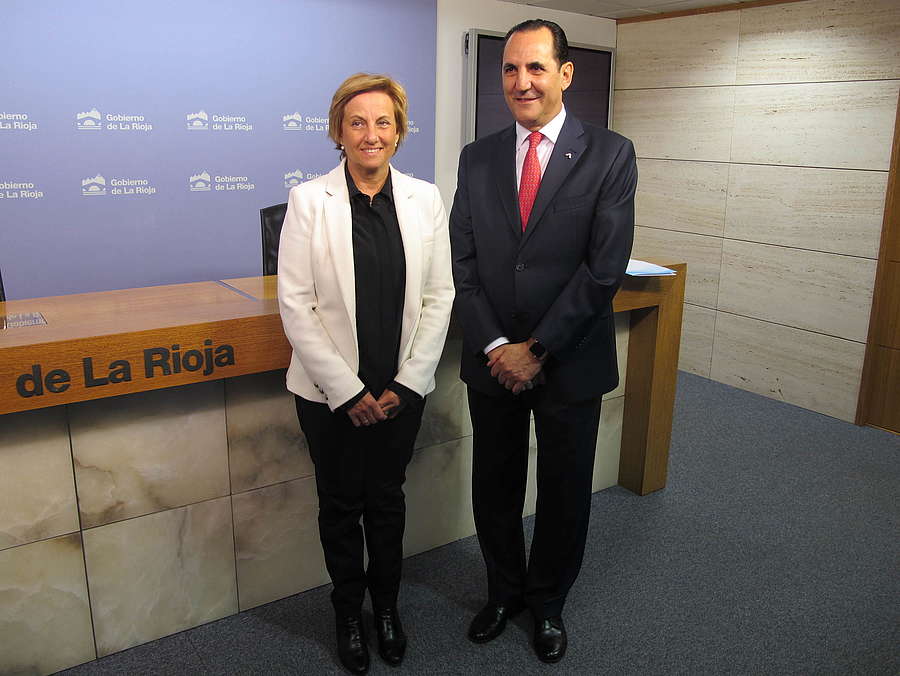 La consejera de Desarrollo Económico e Innovación, Leonor González Menorca, acompañada por el presidente de la Sociedad de Garantía Recíproca Iberaval, José Rolando Álvarez, han presentado esta mañana los principales resultados de la colaboració