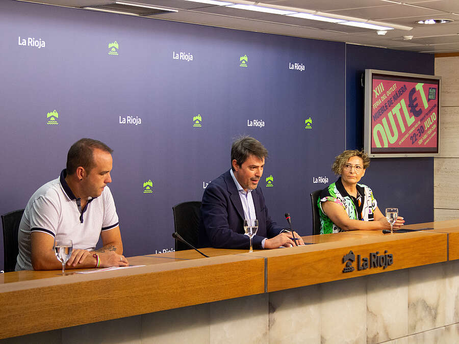 El gerente de la Agencia de Desarrollo Económico de La Rioja, Luis Alonso, el alcalde de Nájera, Jonás Olarte, y la presidenta de la Asociación El Mueble de Nájera, Nuria Núñez, presentan la XIII Feria del Outlet y de la Oportunidad del Mueble de Nájera