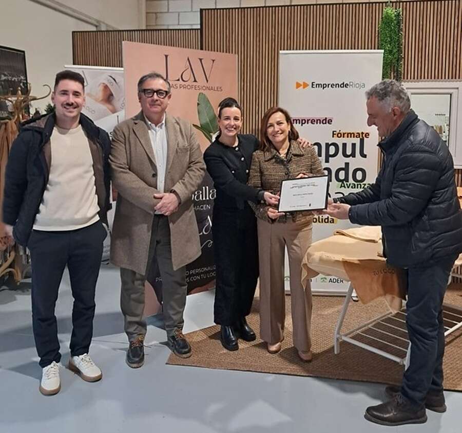 Reconocimiento de Emprendedor del Mes al proyecto empresarial LAV Towels, iniciado en 2025 por María Brau y su hija María Clavijo en el polígono Lentiscares de Navarrete