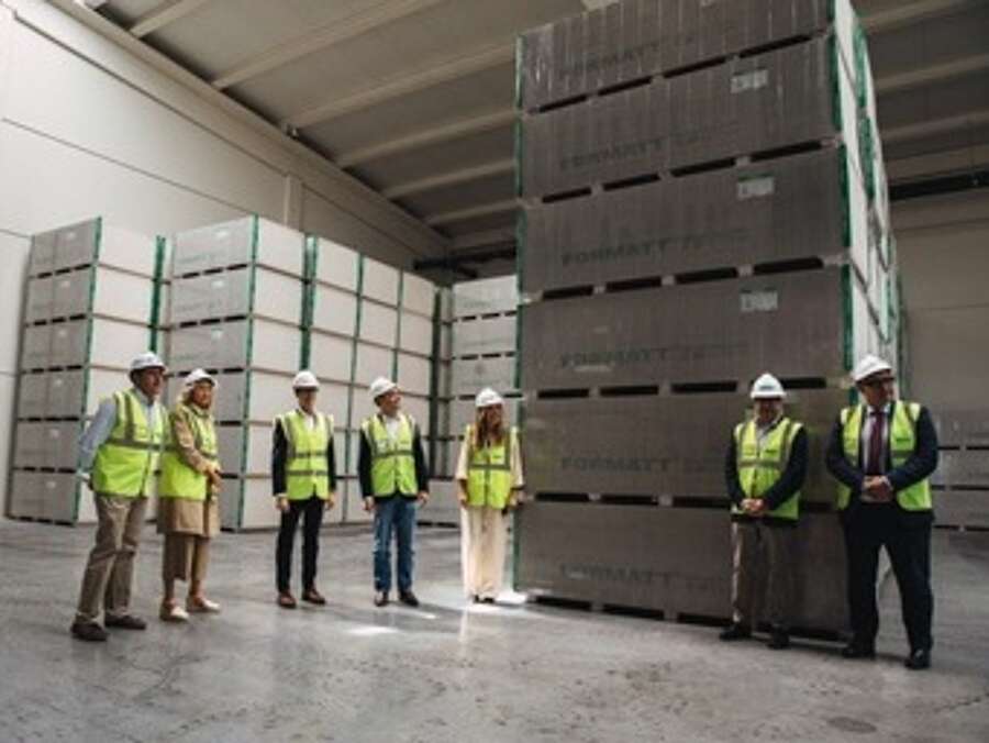 Asistentes en la visita a las instalaciones de Formatt Building Products Spain en el polígono industrial El Recuenco de Calahorra