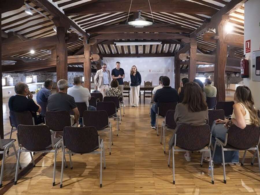 La consejera de Economía, Innovación, Empresa y Trabajo Autónomo, Belinda León, el alcalde de Ezcaray, Diego Bengoa, y el gerente de la ADER, Luis Pérez Echeguren.