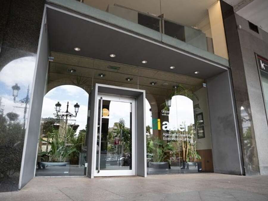 Puerta de entrada a la Agencia de Desarrollo Económico de La Rioja