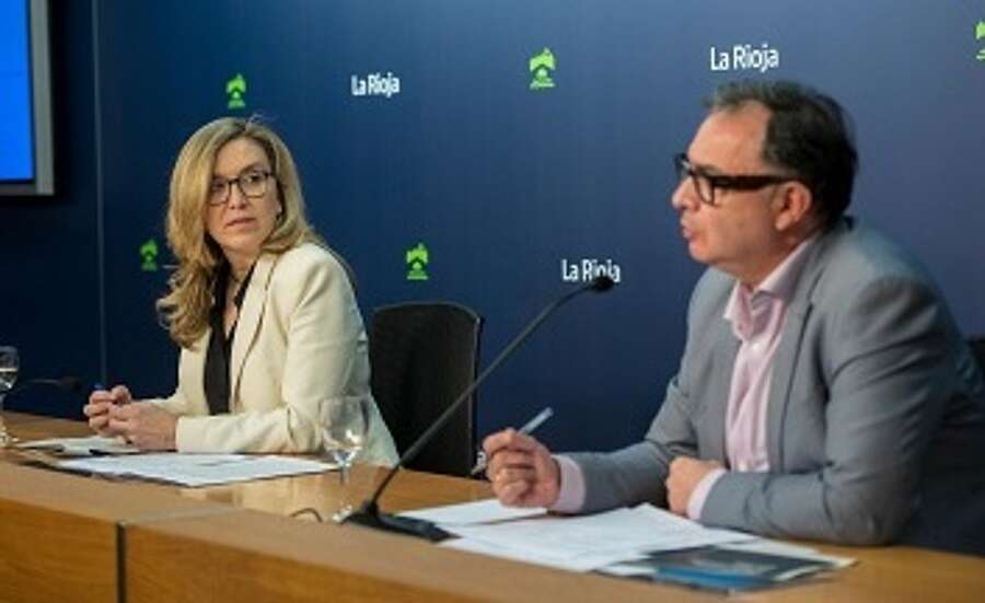 La consejera de Economía, Innovación, Empresa y Trabajo Autónomo, Belinda León, acompañada en la presentación del Plan por el gerente de la ADER, Luis Pérez Echeguren