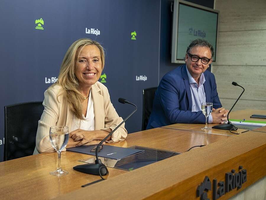 La consejera de Economía, Innovación, Empresa y Trabajo Autónomo, Belinda León y el gerente de ADER, Luis Pérez Echeguren, informan sobre las líneas de ayuda al comercio