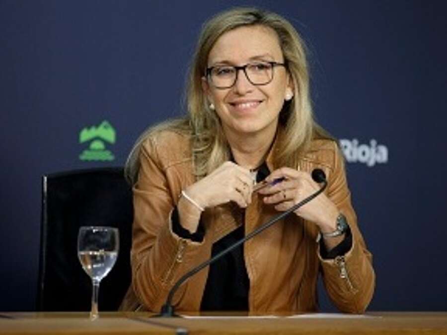 La consejera de Economía, Innovación, Empresa y Trabajo Autónomo, Belinda León, informa sobre el programa de adquisición de primeros activos 
