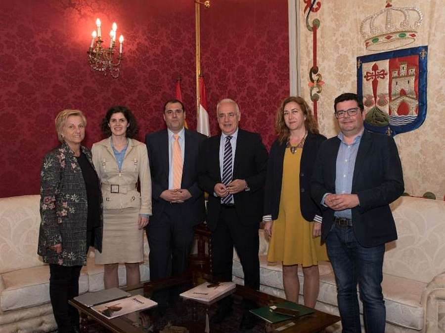 José Ignacio Ceniceros y Miguel Fernández, fundador y director general de Bosonit con los consejeros de Presidencia, Relaciones Institucionales y Acción Exterior; Administración Pública y Hacienda  y Desarrollo Económico e Innovación y la directora de Innovación de Bosonit, Sara Madariaga.