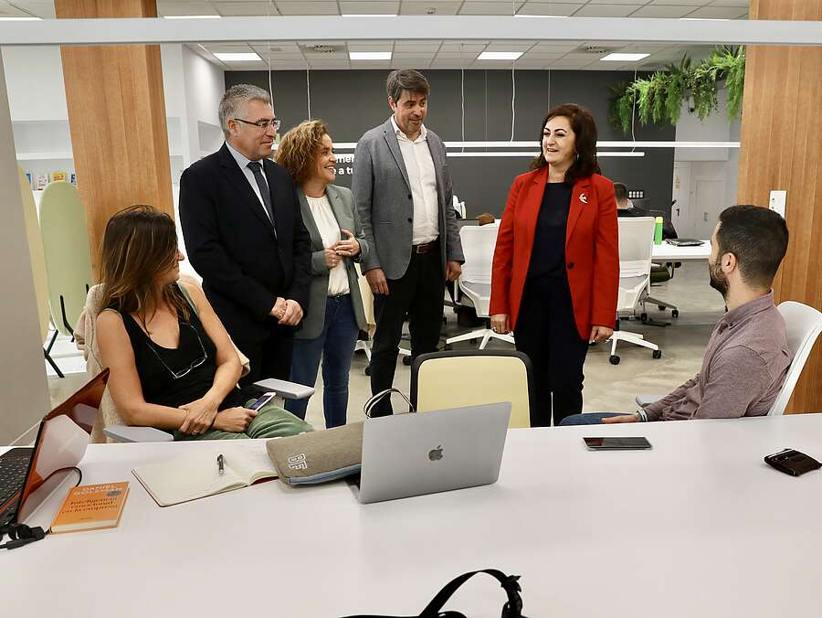 Concha Andreu, José Ángel Lacalzada, Beatriz Arraiz y Luis Alonso visitan las instalaciones del COE