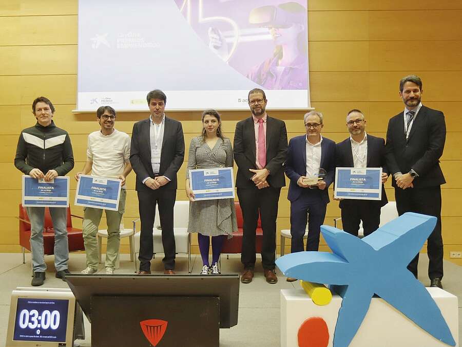 Representantes de la ADER, Enisa y Caixabank junto con los finalistas y ganador del Premio Emprendor XXI