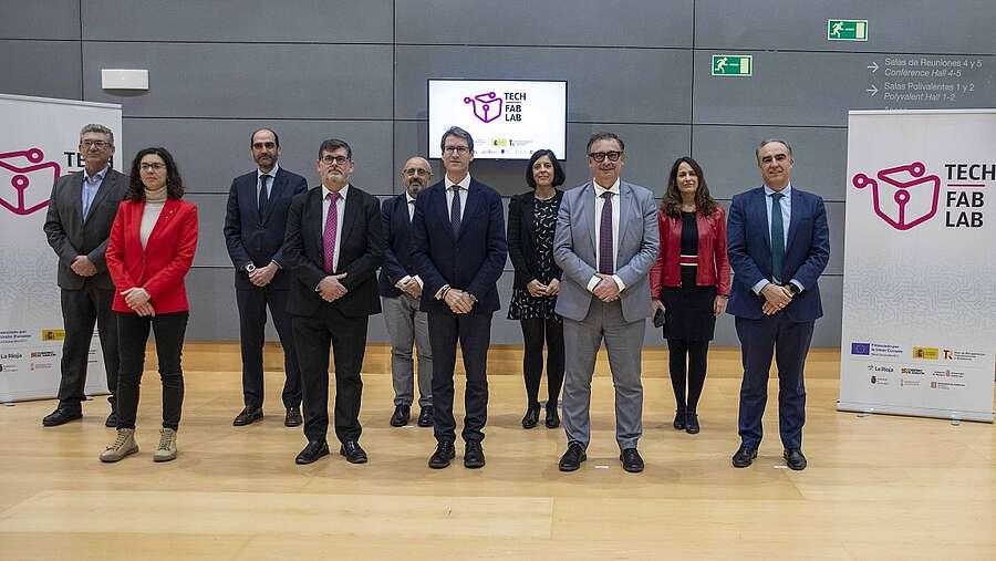 El presidente del Gobierno de La Rioja, Gonzalo Capellán junto con el gerente de la ADER, Luis Pérez Echeguren, el director general de Empresa, Energías e Internacionalización, Amadeo Lázaro, y representantes políticos de Aragón, Cantabria, Comunidad Valenciana, Comunidad Foral de Navarra y Cataluña