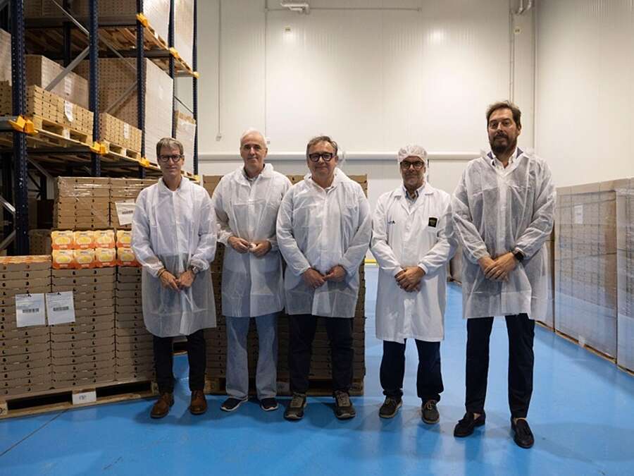El presidente del Gobierno de La Rioja, Gonzalo Capellán, acompañado por el gerente de la ADER, Luis Pérez Echeguren, en la visita a la empresa Tradición Casera