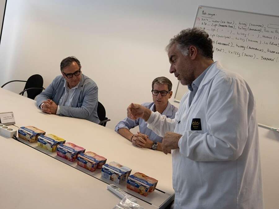 El presidente del Gobierno de La Rioja, Gonzalo Capellán, acompañado por el gerente de la ADER, Luis Pérez Echeguren, en la visita a la empresa Tradición Casera