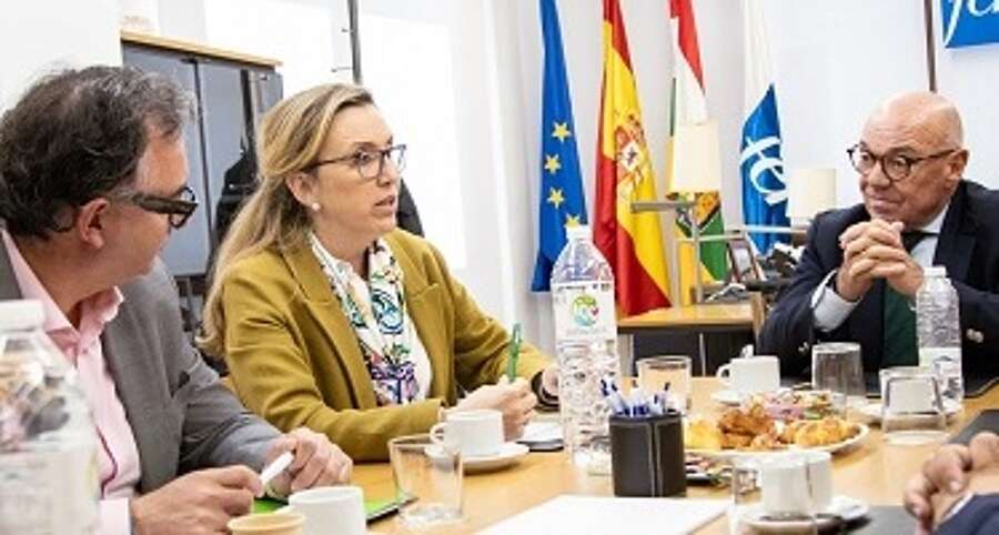 Asistentes a la reunión de la Consejería de Economía, Innovación, Empresa y Trabajo Autónomo y la Federación de Empresas de La Rioja