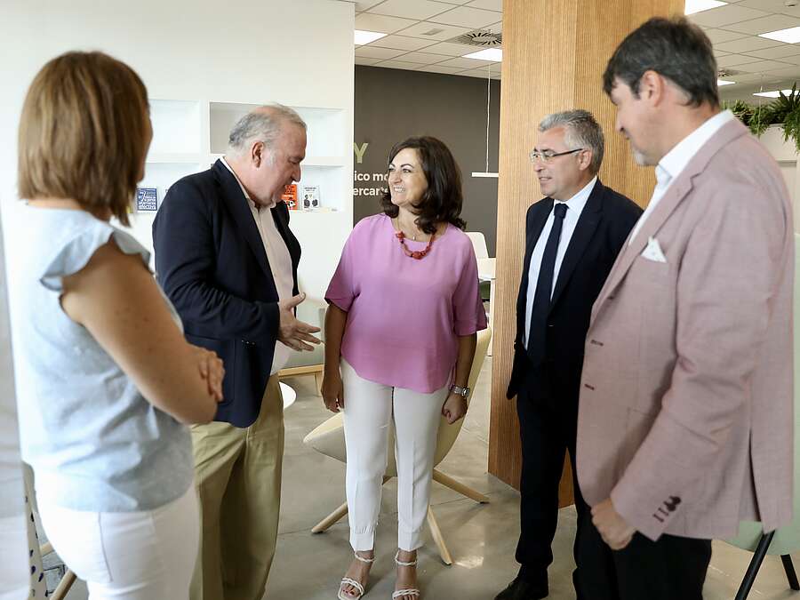 La presidenta del Gobierno de La Rioja, Concha Andreu, la delegada del Gobierno, María Marrodán, el consejero de Desarrollo Autonómico, José Ángel Lacalzada; el dg de Empleo, Diálogo Social y Relaciones Laborales, Ignacio Arreche, y el gerente de la Agencia de Desarrollo Económico de La Rioja, Luis Alonso en la visita al COE