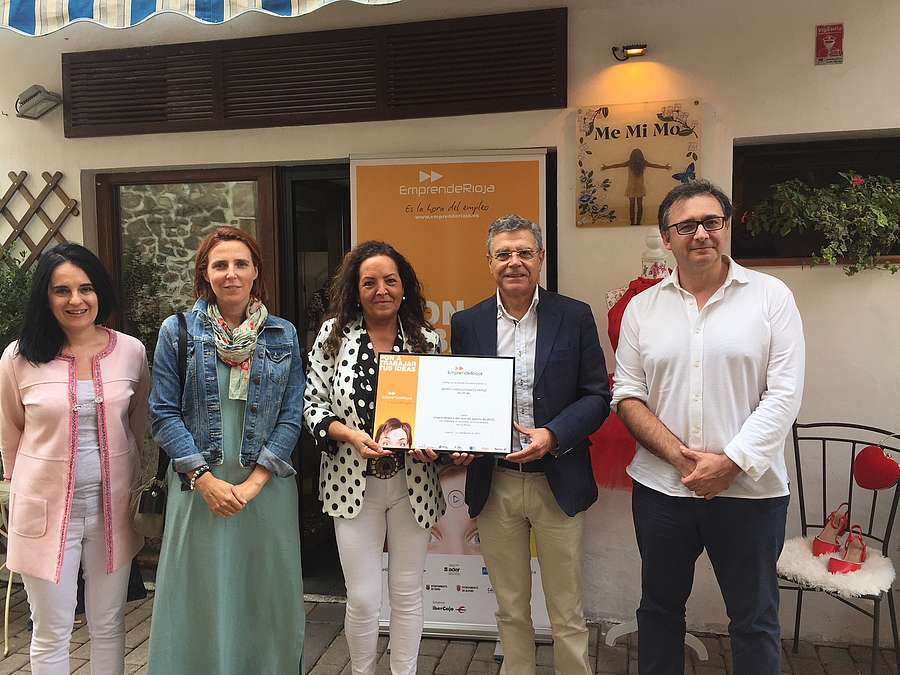 Maria Luisa Alesanco recibe el diploma al emprendedor del mes de agosto 2018 por su proyecto MeMiMo de representantes de EmprendeRioja