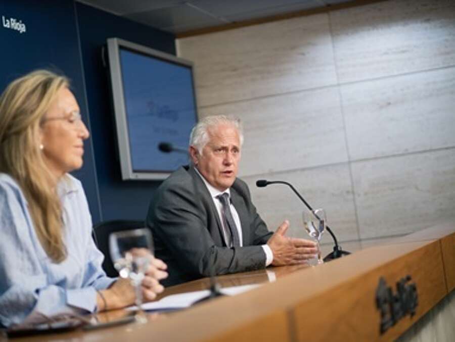 La consejera de Economía, Innovación, Empresa y Trabajo Autónomo, Belinda León, y el presidente de la FRM, Jorge Loyo, informan del programa Releva y Emprende