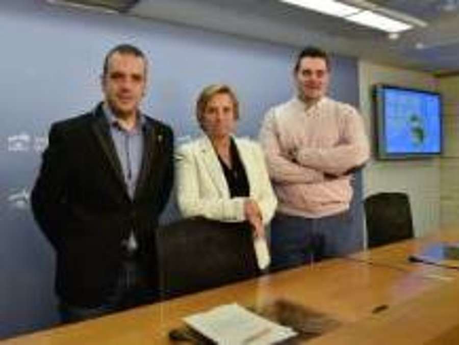 La consejera de Desarrollo Económico e Innovación, Leonor González Menorca, presenta junto al alcalde de Nájera, Jonás Olarte, y el presidente de la Asociación El Mueble de Nájera, Sergio Díez, la XXIV Feria del Mueble de Nájera