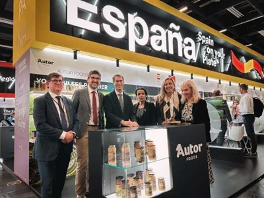 El presidente de La Rioja, Gonzalo Capellán, junto a la consejera de Economía, Innovación, Empresa y Trabajo Autónomo, Belinda León, y el director general de Empresa, Energías e Internacionalización, Amadeo Lázaro, en la visita a la feria Anuga
