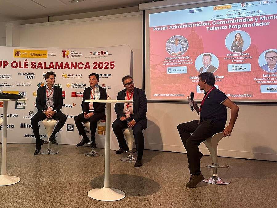 El gerente de la ADER, Luis Pérez Echeguren, en la feria StartUp Olé de Salamanca