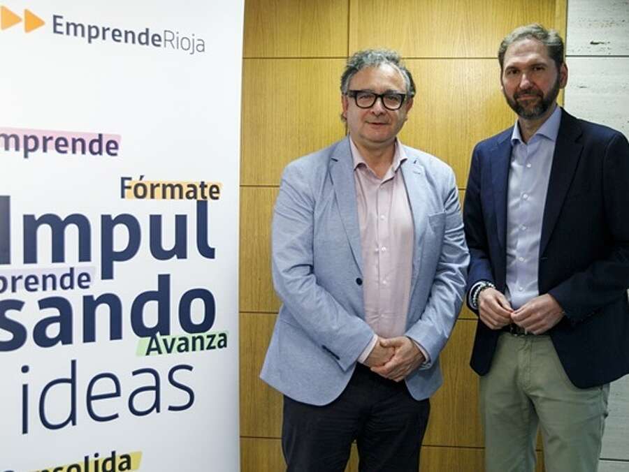 El gerente de la ADER, Luis Pérez Echeguren, acompañado por el secretario general de la FER, Eduardo Fernández, presentan el Día del Emprendedor