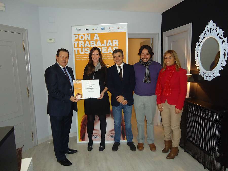 Paula Fernández recibe el diploma del emprendedor