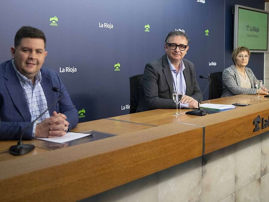 El gerente de la ADER, Luis Pérez Echeguren, el alcalde de Nájera, Jorge Salaverri, y la presidenta de la Asociación El Mueble de Nájera, Nuria Núñez en la presentación de la trigésima edición de la Feria del Mueble de Nájera