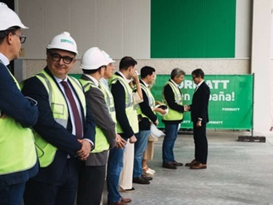 Asistentes en la visita a las instalaciones de Formatt Building Products Spain en el polígono industrial El Recuenco de Calahorra