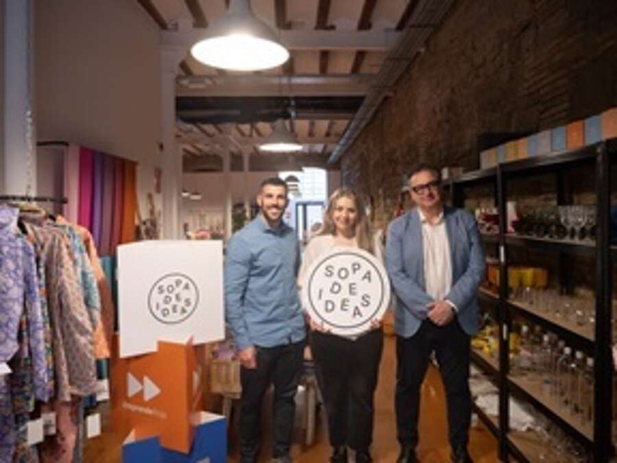 El gerente de la ADER, Luis Pérez Echeguren, y el presidente de FER Joven, Adrián Alonso, en el comercio La Nabe de Logroño