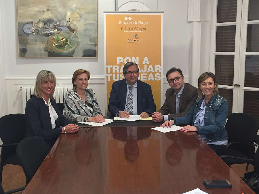 La consejera de Desarrollo Económico e Innovación, Leonor González Menorca, y el alcalde del Ayuntamiento de Calahorra, Luis Martínez Portillo, firman el convenio Municipio EmprendeRioja con Calahorra. 