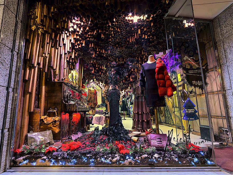 Escaparate del tercer premio del concurso que ha recaído en Golden Room, un comercio del sector textil de Logroño por su uso de la luz y la fantasía 