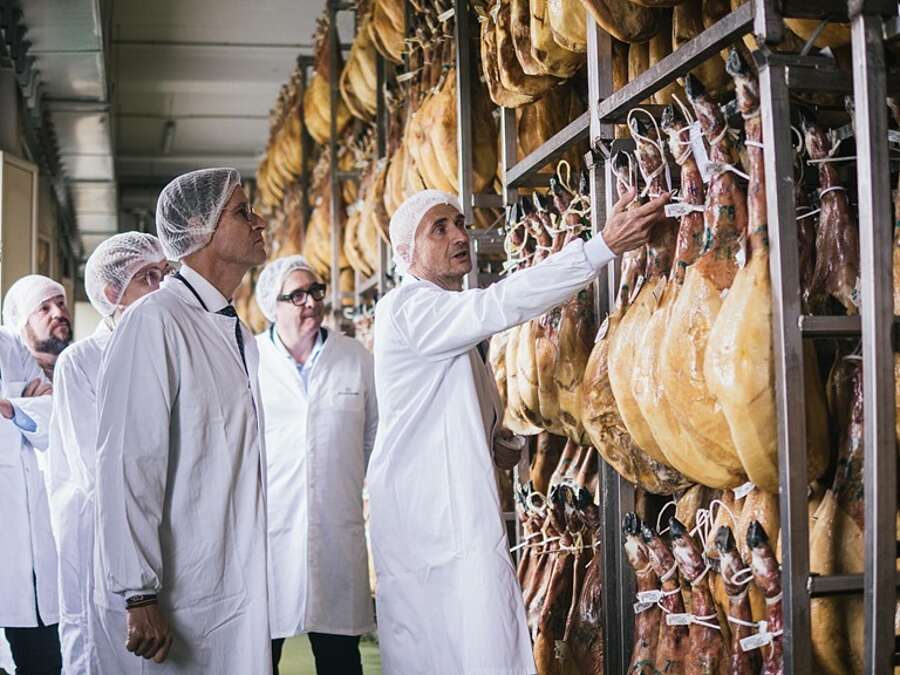 Asistentes a la visita a Industrias Cárnicas El Rasillo