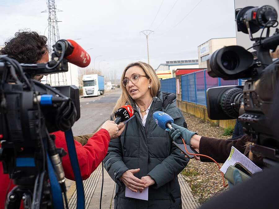 La consejera de Economía, Innovación, Empresa y Trabajo Autónomo, Belinda León, en la visita al polígono industrial El Sequero