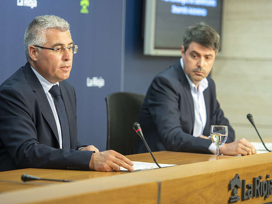 El Consejero de Desarrollo Autonómico, José Ángel Lacalzada y el Gerente de ADER, Luis Alonso
