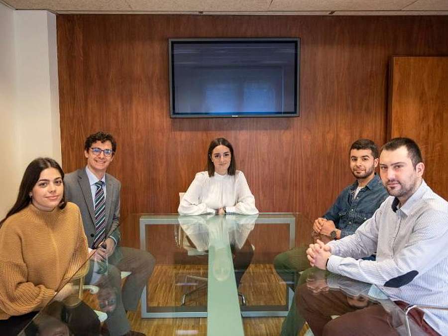 Cinco becarios trabajarán en las oficinas económicas y comerciales de las embajadas españolas en Tokio, Shangai, Nueva York y París, y una en el Departamento de Internacionalización de la ADER