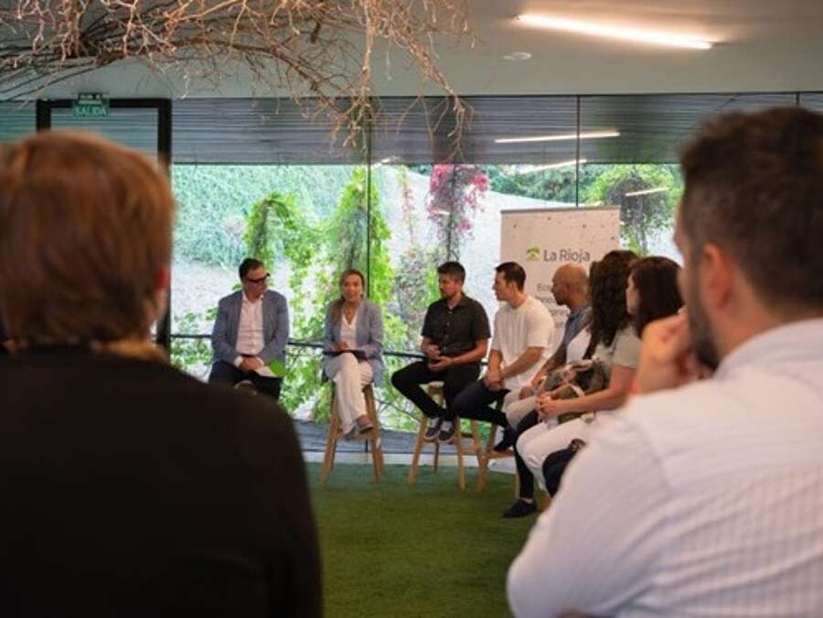 Belinda León y Luis Pérez Echeguren en un Encuentro con emprendedores en el Centro Tecnológico de La Rioja