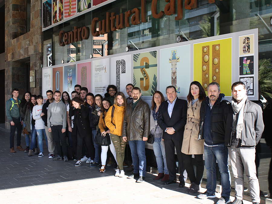 El gerente de la ADER, Javier Ureña, visita la exposición del Paseo de la Tipografía.