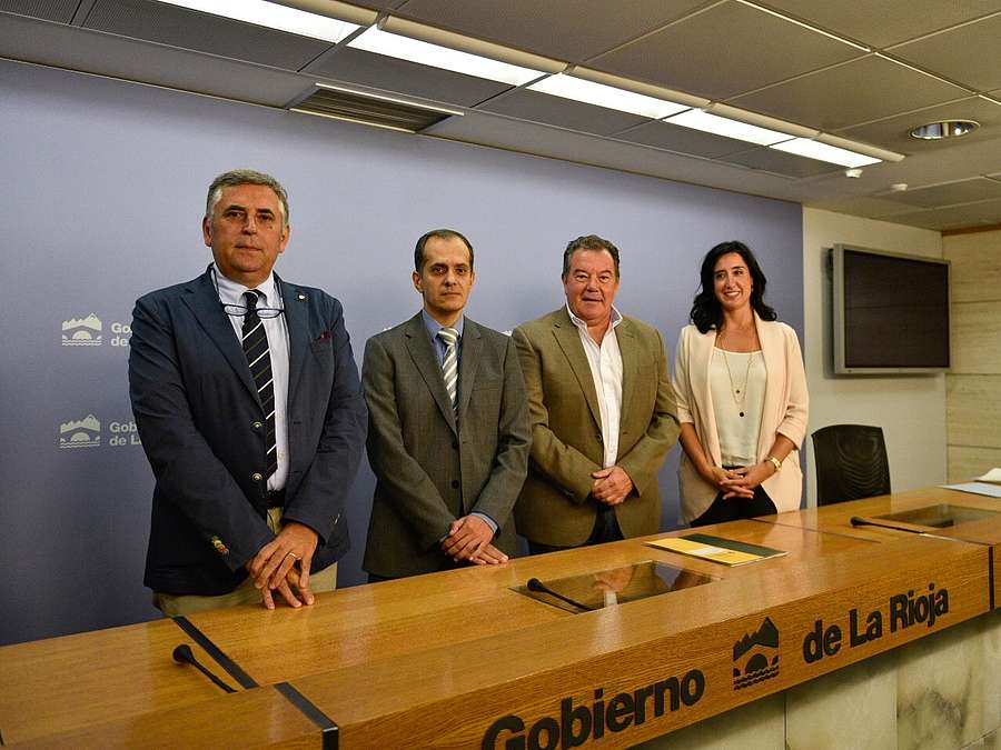 El director de Investigación del CIBIR, Eduardo Mirpuri, el gerente de la ADER, Javier Ureña, el investigador principal del área de Enfermedades Infecciosas, el Dr. José Antonio Oteo y la investigadora de la Unidad de Enfermedades Infecciosas, Microbiota y Metabolismo, Patricia Pérez Matute, presentan los resultados del Proyecto