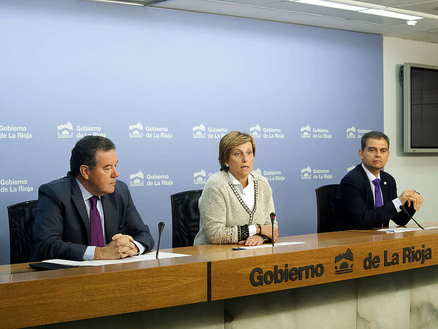 La consejera de Desarrollo Económico e Innovación; el gerente de la ADER y el director general de Innovación, Industria, Trabajo y Comercio, informan sobre la política económica del Gobierno de La Rioja. 