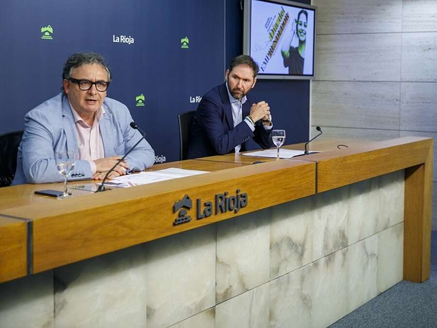 El gerente de la ADER, Luis Pérez Echeguren, acompañado por el secretario general de la FER, Eduardo Fernández, presentan el Día del Emprendedor en La Rioja