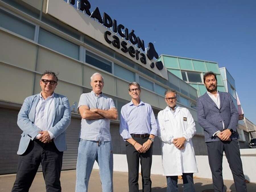 El presidente del Gobierno de La Rioja, Gonzalo Capellán, acompañado por el gerente de la ADER, Luis Pérez Echeguren, en la visita a la empresa Tradición Casera