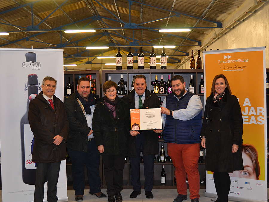 Ureña ha entregado el diploma al Emprendedor del mes de diciembre a Álvaro y Javier Usarralde por su proyecto de comercialización y distribución de vinos 