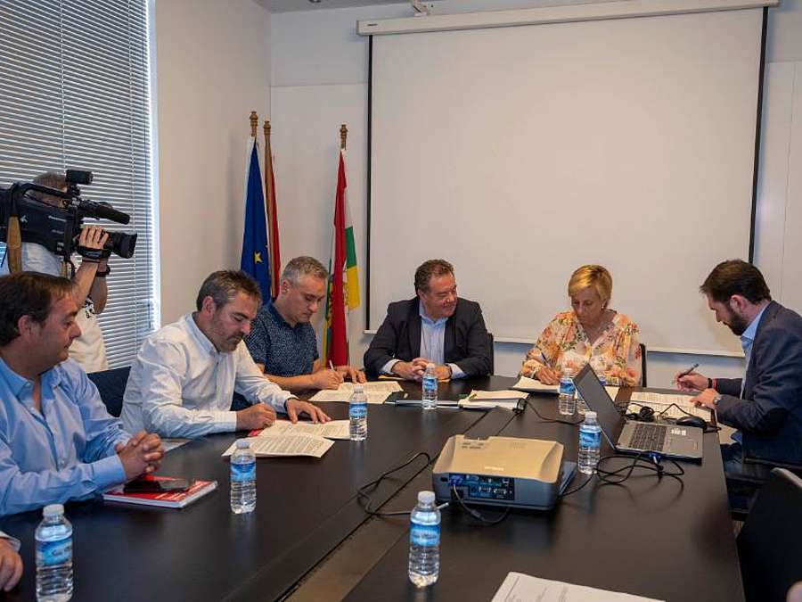Representantes del Gobierno de La Rioja y de la FER, CCOO y UGT, en la Mesa Sectorial de Industria