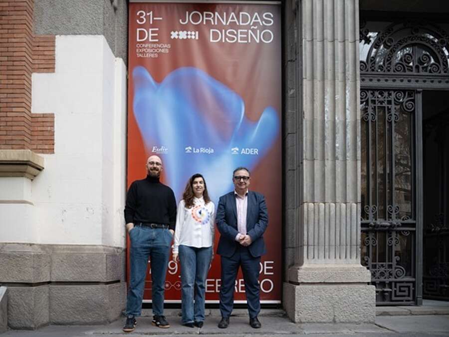 El gerente de la ADER, Luis Pérez Echeguren, la directora de la Esdir, Mónica Yoldi, y el jefe de estudios adjunto, Javier González, en la entrada de la ESDIR