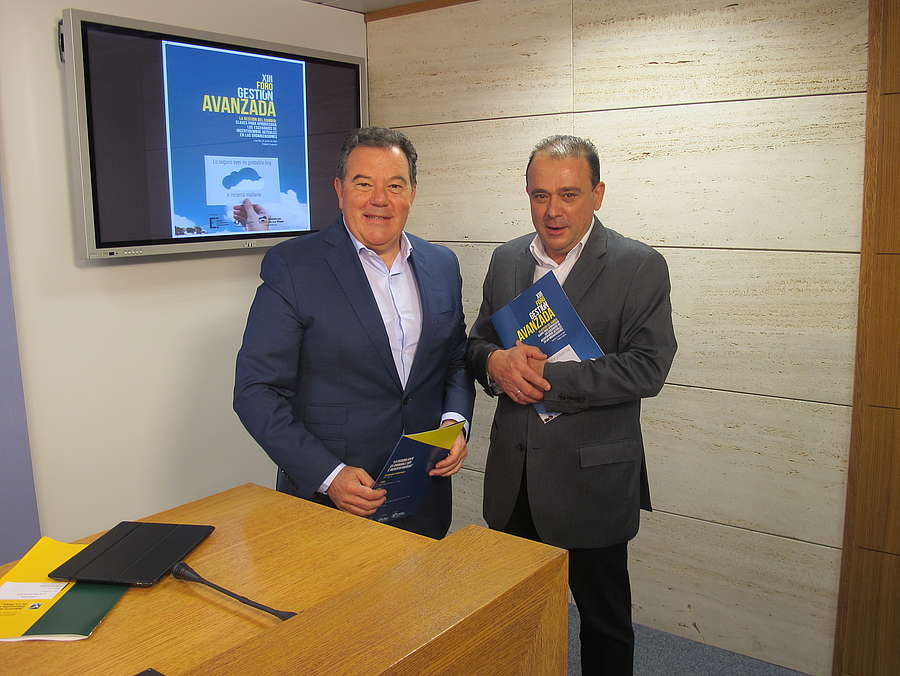 El gerente de la ADER, Javier Ureña, y el presidente del Club de Marketing, Ignacio Blanco, presentan el XIII Foro de Gestión Avanzada, organizado por el Gobierno de La Rioja y el Club de Marketing. 
