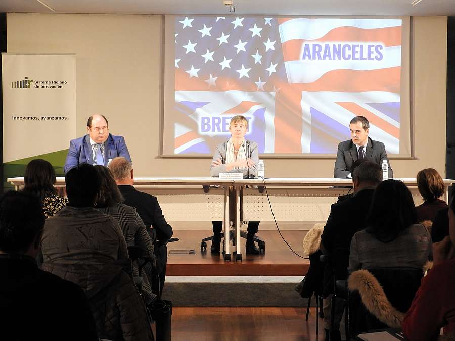 Fernando San José, Nathalie Beaucourt y Miguel Ángel Gordillo en la jornada informativa dirigida a empresas riojanas afectadas por el Brexit y/o los aranceles estadounidenses