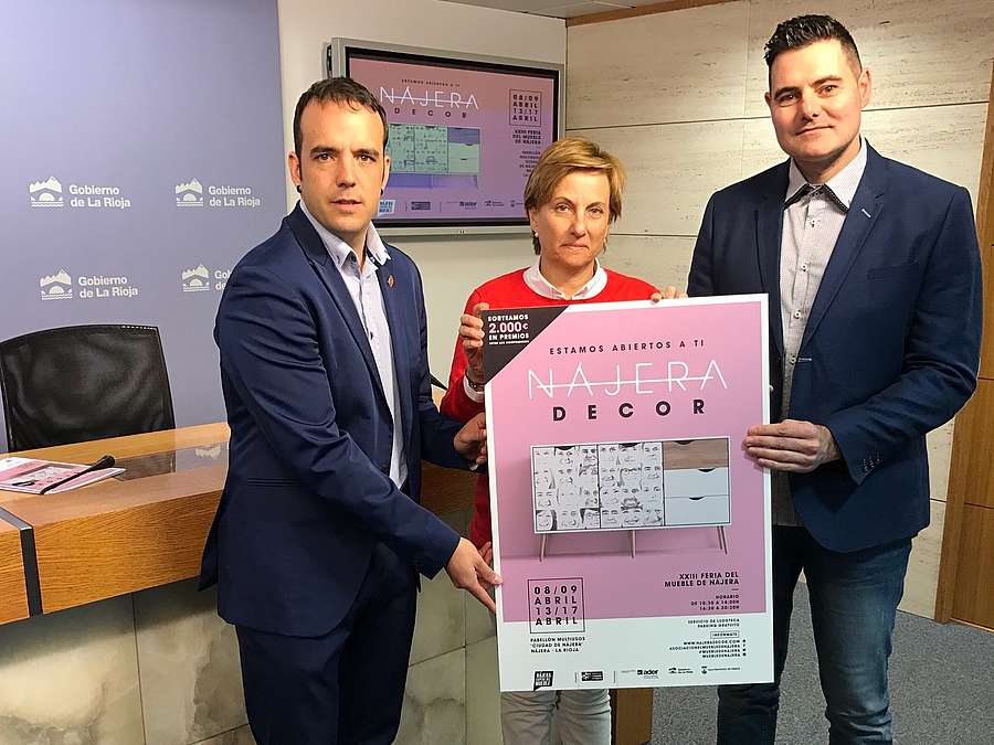 La consejera de Desarrollo Económico e Innovación; Leonor González Menorca; el alcalde de Nájera, Jonás Olarte, y el presidente de la Asociación El Mueble de Nájera, Sergio Díez, presentan la XXIII Feria del Mueble de Nájera – NÁJERADECOR 2017